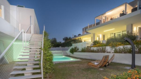 Modern Apartment with Swimming Pool and Parking!